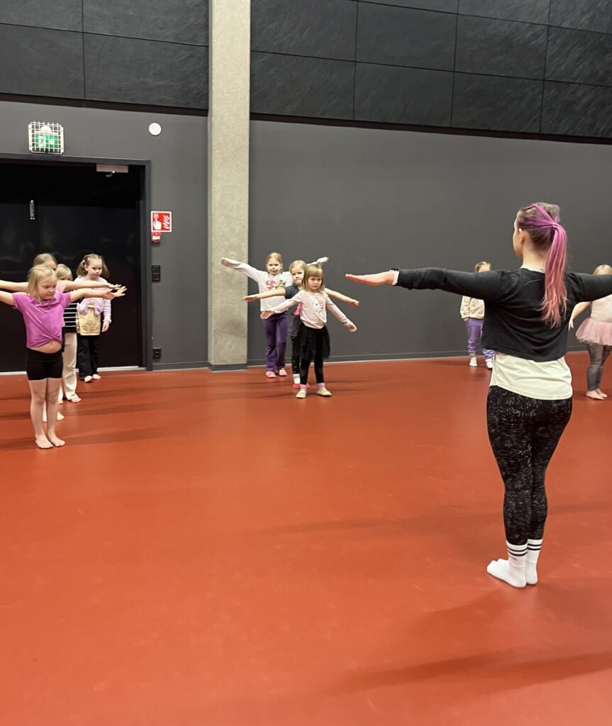 tanssisalin ovet aukeaa